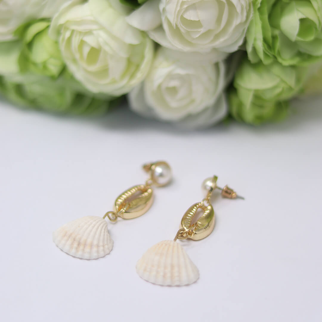 White Shell and Pearl Earrings-belledesoiree