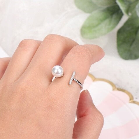 Bar and Silver Pearl Ring on a model hand-belledesoiree