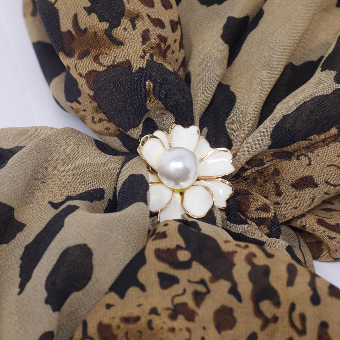 The White Buckle For Scarves o a leopard print scarf-BELLEDESOIREE