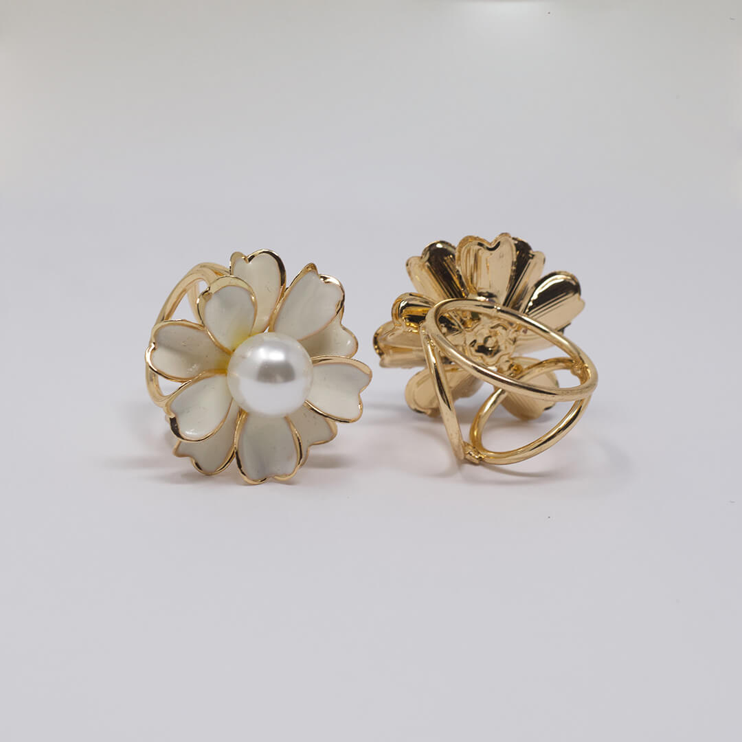 The White & Gold Buckle For Scarves- BELLEDESOIREE